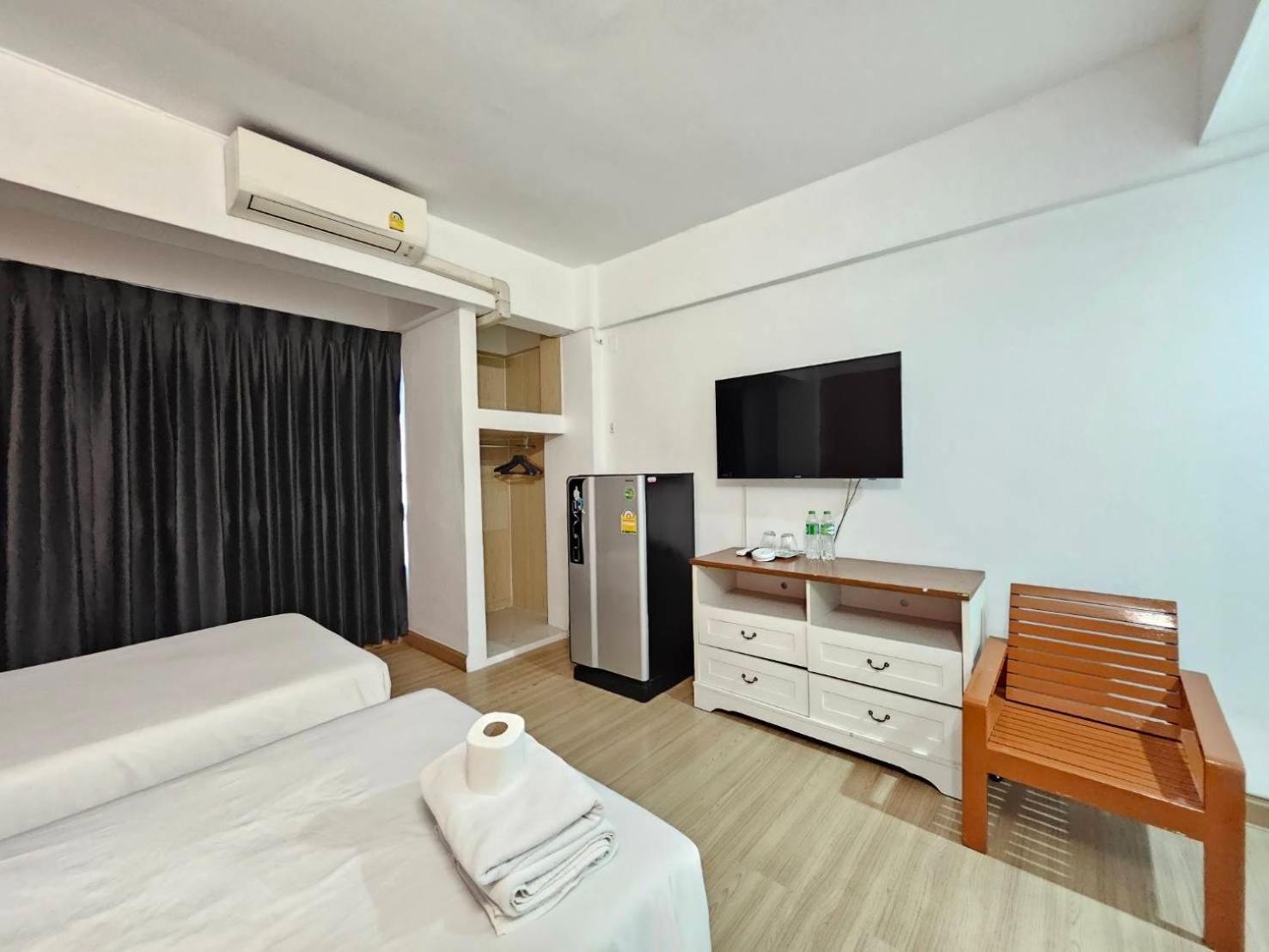 Crown Bts Nana Hotel Bangkok Esterno foto