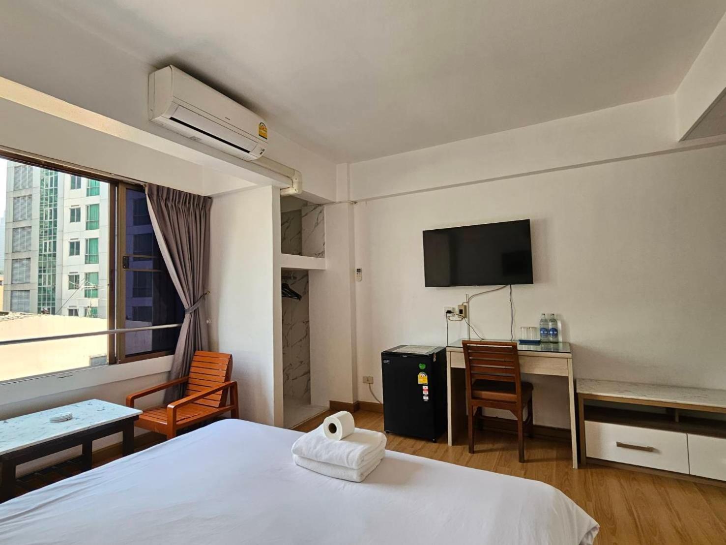Crown Bts Nana Hotel Bangkok Esterno foto