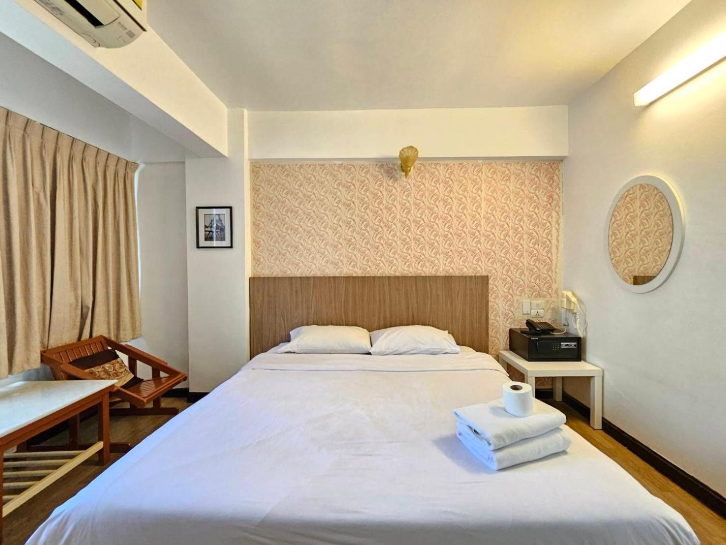 Crown Bts Nana Hotel Bangkok Esterno foto