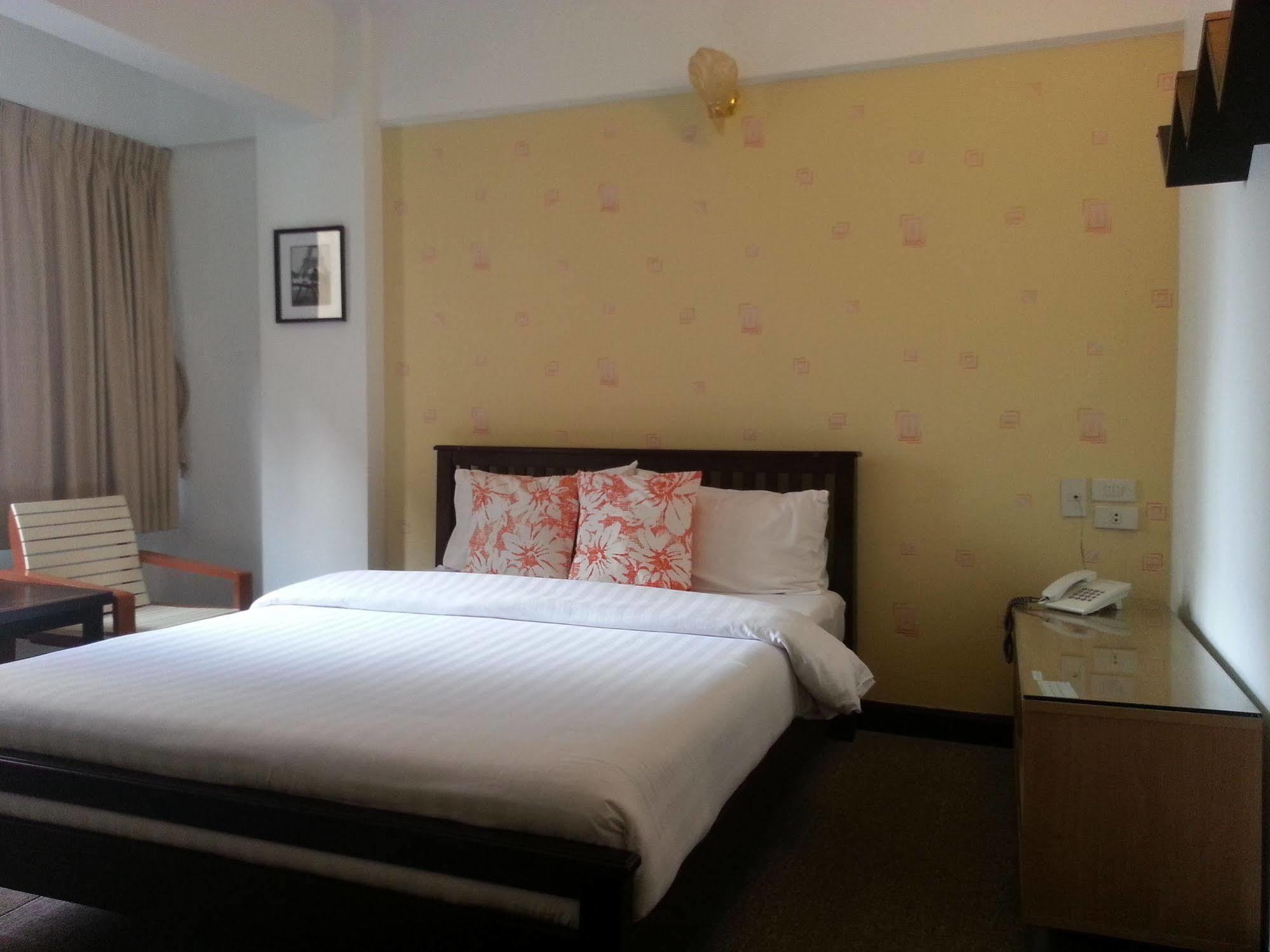 Crown Bts Nana Hotel Bangkok Esterno foto