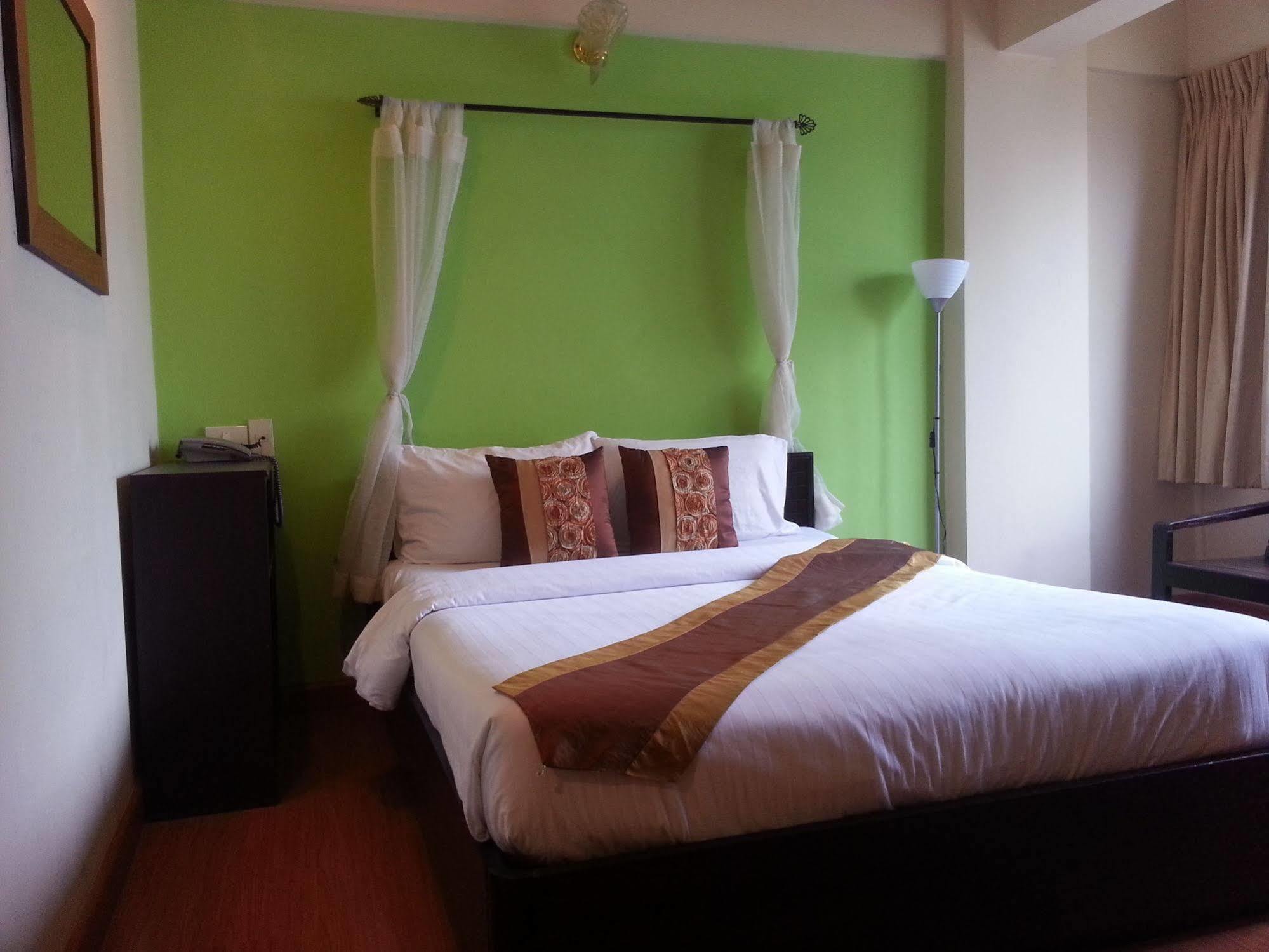 Crown Bts Nana Hotel Bangkok Esterno foto