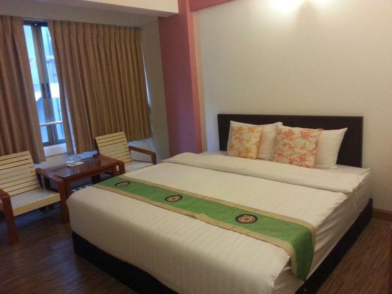 Crown Bts Nana Hotel Bangkok Esterno foto